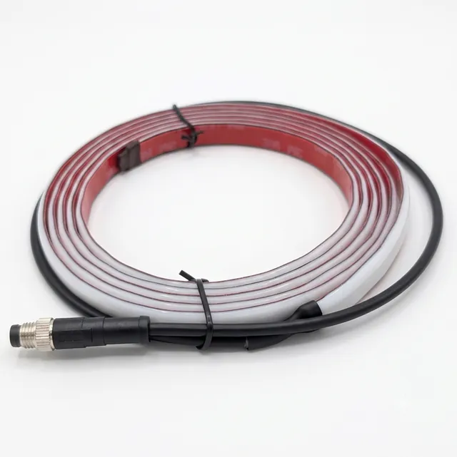Aufgerollter LED-Streifen EV-201-200-M mit milchigem Überzug, schwarzer Anschlussleitung und M8-Stecker